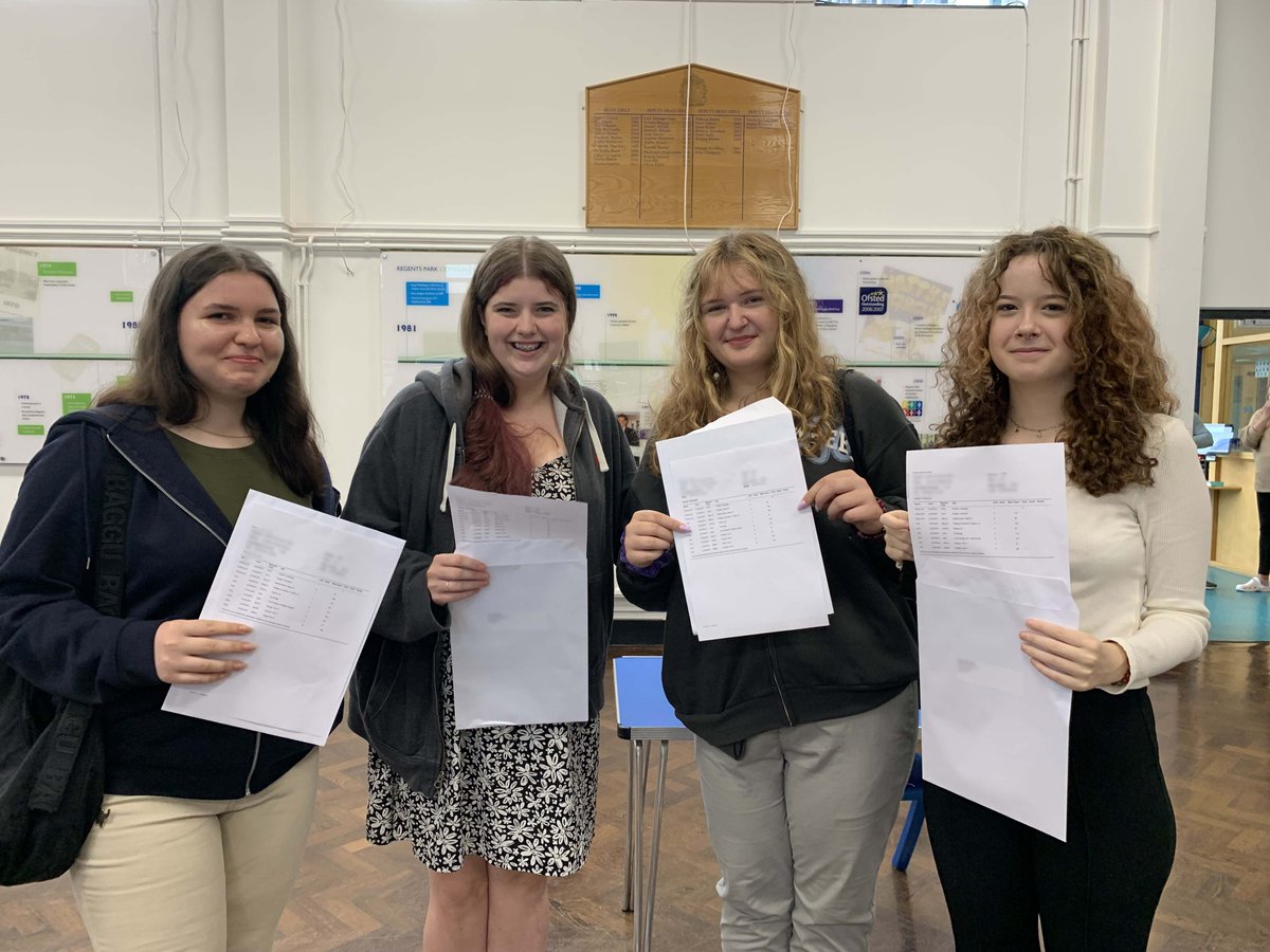 RegentsParkCC's tweet photo. 📜 RESULTS  DAY 🎓

It was lovely to see Year 10 and 11 students this morning to celebrate their GCSE results! Well done to all students. https://t.co/1cENsICAvg https://t.co/2IuNH583oN