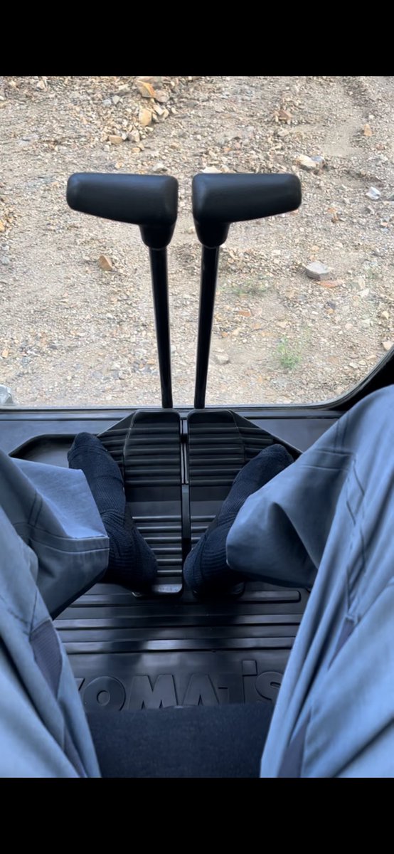 jkundayoo's tweet photo. 土禁にしたのつい最近だけどやっぱり超快適、ほぼ専用機になってるから初めて土禁で重機乗る賛否ありそうだけどかなりいい!!
乗り降り激しい自分には向かないけど🤣
#pc650 #相棒 #重機オペ https://t.co/2JdGEATl3V
