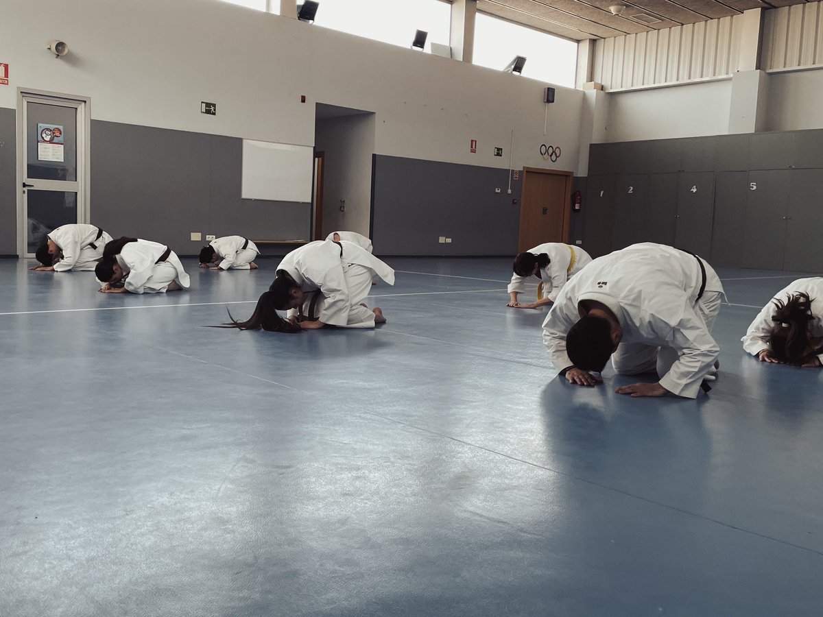 KarateArroyo's tweet image. ⏳🥋 Queda muy poco para el regreso a las clases de karate 💪

🥋✨ Los compañeros, los entrenamientos, los retos... 💥👊 Los cinturones se ajustarán, los kiais sonarán más fuertes que nunca 🙌❤️ #KarateArroyo #ArroyoDeLaEncomienda #KarateLife #Karate