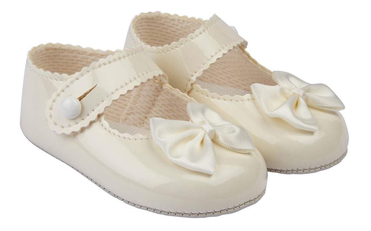 JuniorJungle's tweet photo. Amelia baby shoes in black, pink, red, cream, and white. In stock now price £10.00.
https://t.co/EPquNVRN9g https://t.co/5mo55o4kWe