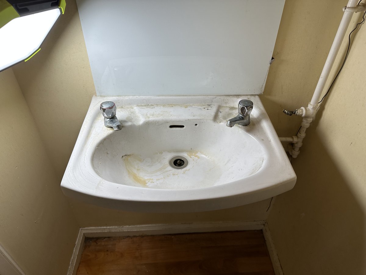 We were asked to replace a sink but managed to clean it up for a fraction of the cost - value before profits.  

@uniliteuk - RF-5400 🔦
@fernox - DS3 descaler 🧽 🫧

#blockeddrains #blockage #drain #drainage #plumbing #plumber

#smallbusiness #kilburn #queenspark #nw6 #nw8 #nw3