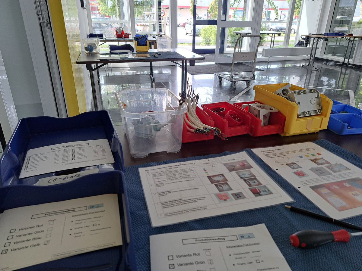 LeanKnowledge's tweet image. Heute sind die Kollegen mit unserer #LeanSimulation bei der symestic GmbH zu Gast. leanbase.de/simulation