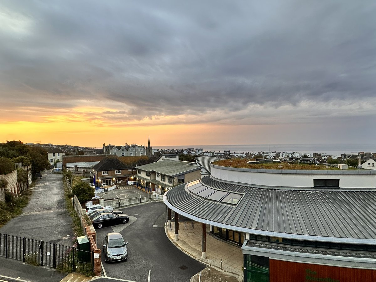 i_mehnaz90's tweet photo. Beautiful sunrise, pastel skies โจ #postnightshift #RSCH #brighton https://t.co/M4VVfUfCQP