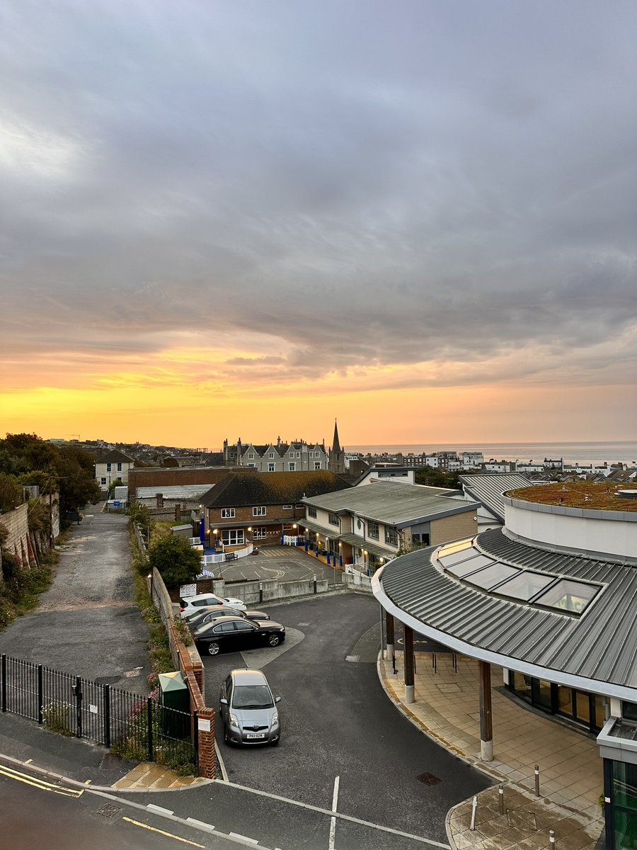 i_mehnaz90's tweet photo. Beautiful sunrise, pastel skies โจ #postnightshift #RSCH #brighton https://t.co/M4VVfUfCQP