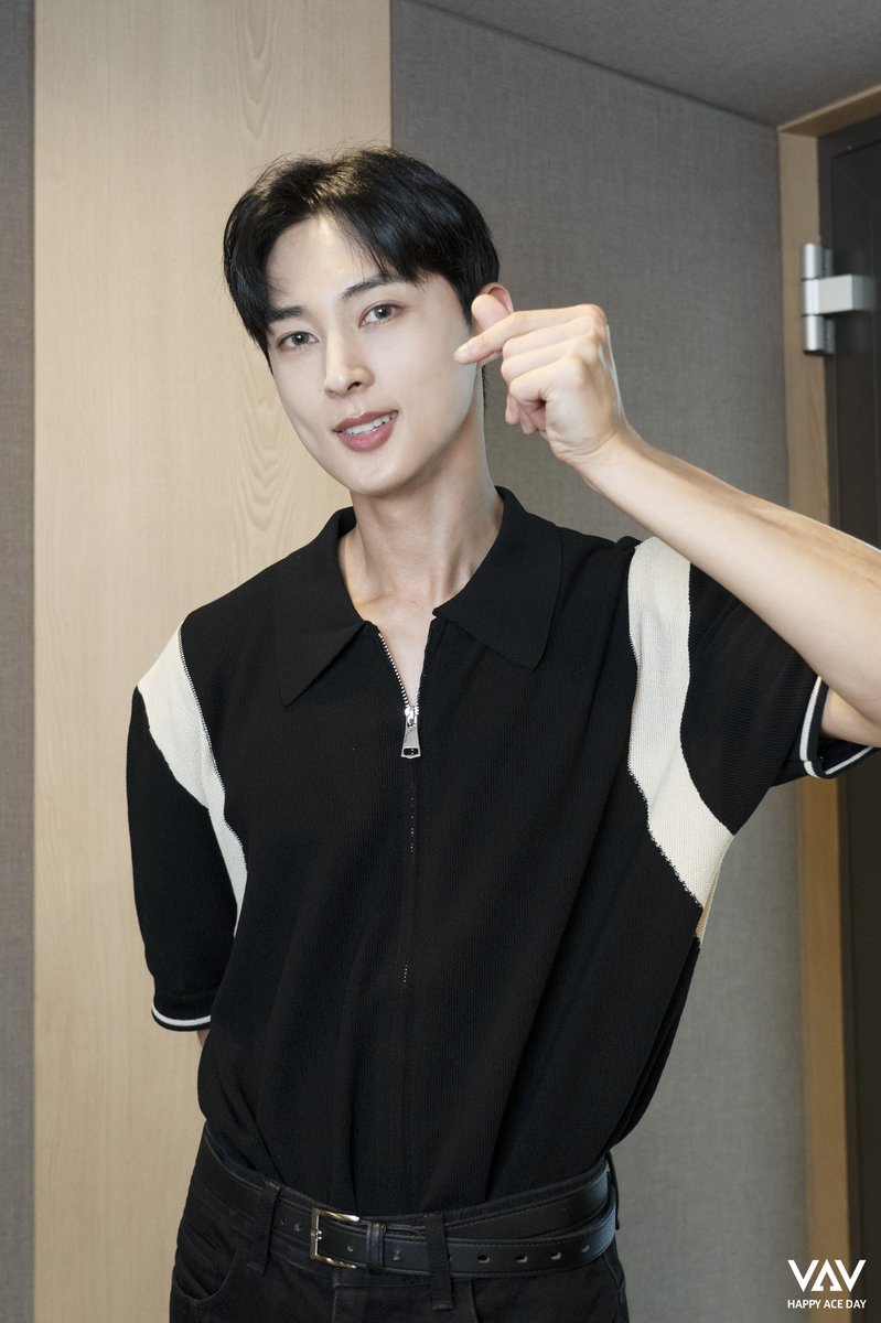 VAV_official's tweet photo. [VAV] 에이팀 선물 🎁  

잘생긴 거 귀여운 거 다 하는 왕자님🤴

#VAV #브이에이브이 #ACE #에이스
#HappyACEDay #해피에이스데이
#우리의_영원한_PRINCE https://t.co/1WPW3n0XKq