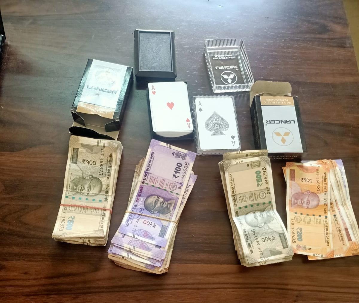 ChghPolice's tweet photo. #चित्तौड़गढ़ | डीएसटी व सदर निम्बाहेड़ा थाना पुलिस ने बुधवार रात सदर निम्बाहेड़ा थाना के मड्डा गांव में एक फॉर्म हाउस पर ताश पत्ती से जुआ खेलते निम्बाहेड़ा के निवासी सात लोगों को गिरफ्तार किया है। गिरफ्तार आरोपियों से 104200 रुपये सहित ताश पत्ती को जब्त किया है | https://t.co/mVuTUZeePK