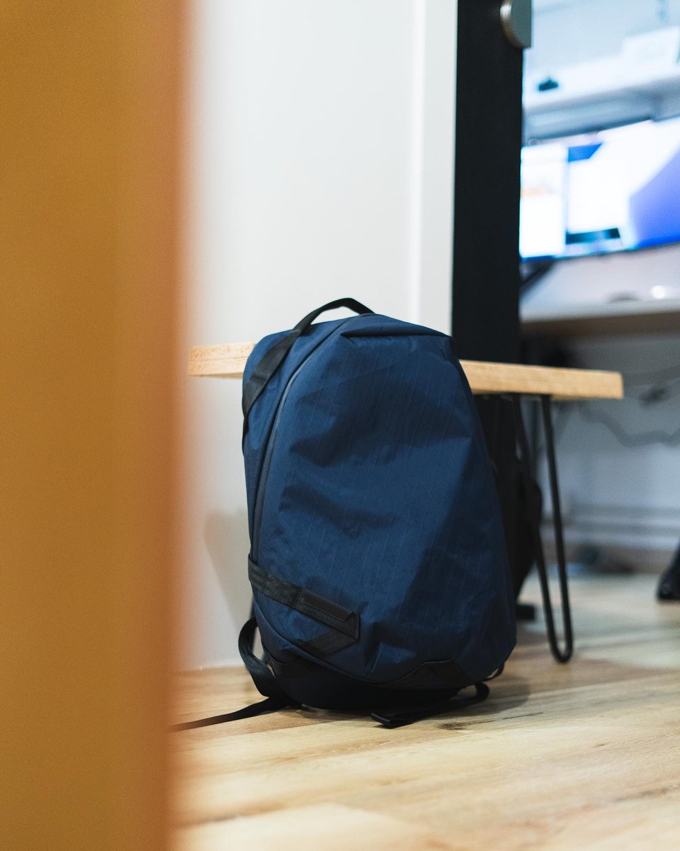 ablecarry's tweet photo. A close-up look into our Daily Plus in Navy Blue, inside and out🌊 📷: matttychan #dailyplus #everydaycarry #minimalbackpack https://t.co/NdGKnQmFLs