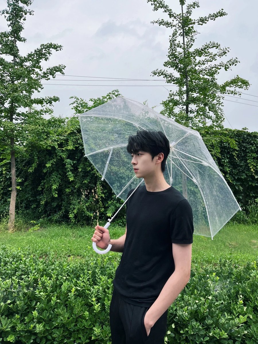 pamz3's tweet photo. 24.08.2023 ：张嘉元’s 小红书

เชื่อมเสื้อยืดดำมาไว้บนตัว
แบร่แบร่แบร่ก็(จะ)ไม่เปลี่ยน
#.วันนี้เหมาะที่จะออกไปข้างนอก
#.นักเฝ้าดูถนน #.allblack https://t.co/hvNQchNlej
