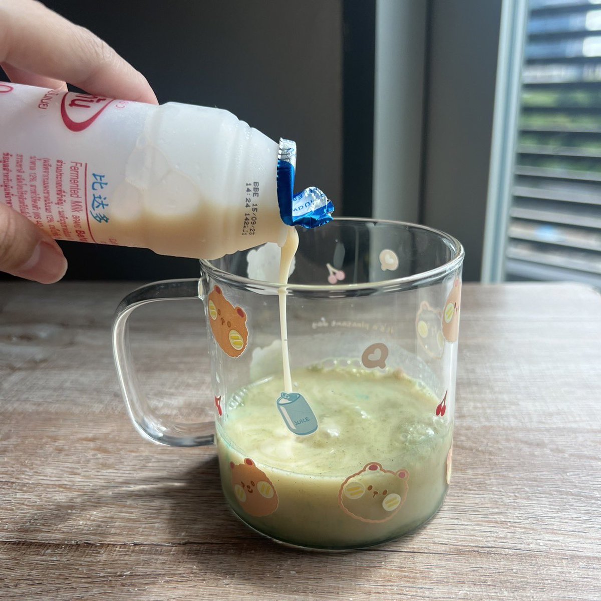 jellllnrr's tweet image. ตอนนี้ทาน #คลอโรฟิลล์แอปเปิ้ล ของ Posh Medica อยู่ ตัวนี้เค้าช่วยปรับสมดุลลำไส้ ช่วยล้างสารพิษ แล้วเค้าช่วยลดแบคทีเรียที่ก่อให้เกิดกลิ่นปากด้วย คือกินแล้วรู้สึกมั่นใจขึ้น ขับถ่ายก็ดีขึ้นด้วย  บางครั้งชอบเอามาผสมนมเปรี้ยวก็อร่อยไปอีกแบบ