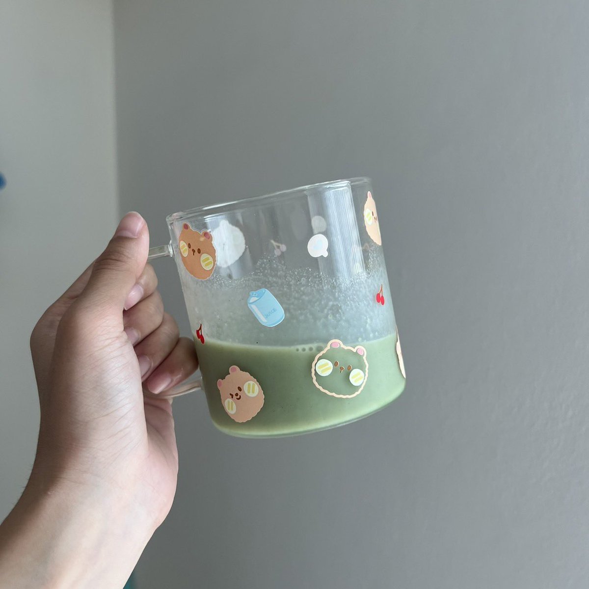 jellllnrr's tweet image. ตอนนี้ทาน #คลอโรฟิลล์แอปเปิ้ล ของ Posh Medica อยู่ ตัวนี้เค้าช่วยปรับสมดุลลำไส้ ช่วยล้างสารพิษ แล้วเค้าช่วยลดแบคทีเรียที่ก่อให้เกิดกลิ่นปากด้วย คือกินแล้วรู้สึกมั่นใจขึ้น ขับถ่ายก็ดีขึ้นด้วย  บางครั้งชอบเอามาผสมนมเปรี้ยวก็อร่อยไปอีกแบบ