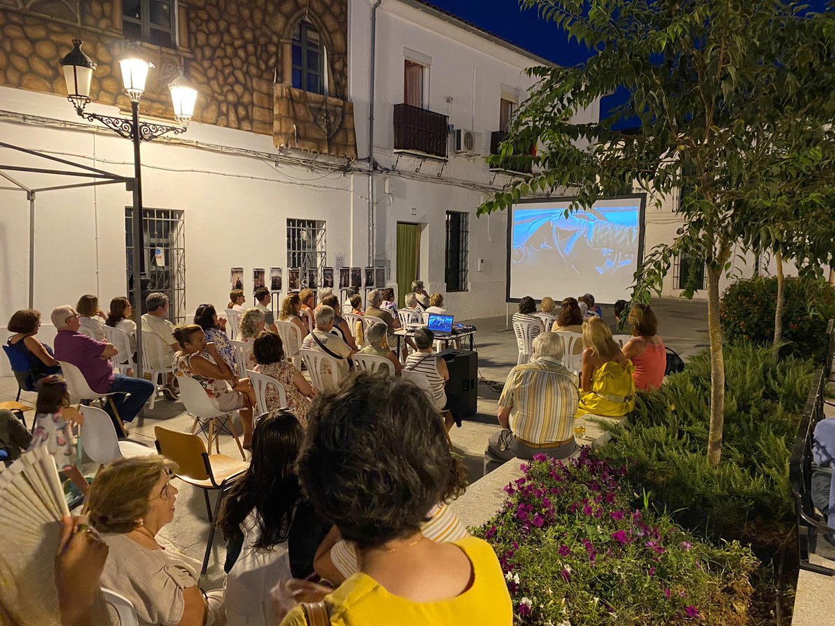 VastagoCrea's tweet photo. El pasado martes se volvió a exhibir nuestro documental #MásMujeresMásAlanísMásHistoria 🤍 durante la Semana Cultural de Alanís de la Sierra.

Se sigue poniendo en valor el trabajo y la comunidad que construyeron las mujeres de este pueblo 🙌🏽

#VástagoCreaciones 📽️ https://t.co/2WfHgnxpdk