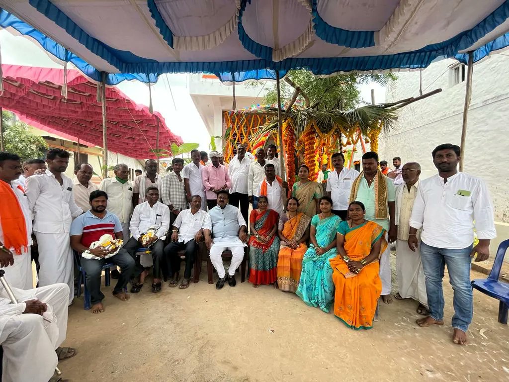 ನನ್ನ ರಾಣೇಬೆನ್ನೂರಿನ ಹಲಗೇರಿ ಗ್ರಾಮದ ಭರಮದೇವರ ದೇವಸ್ಥಾನ ಉದ್ಘಾಟನಾ ಕಾರ್ಯಕ್ರಮ ಭಾಗಿಯಾಗಿ, ಭರಮದೇವರ ದರ್ಶನಾಶೀರ್ವಾದ ಪಡೆದು ಪುನೀತನಾದೆನು.

#NimmaPK | #Ranebennur |