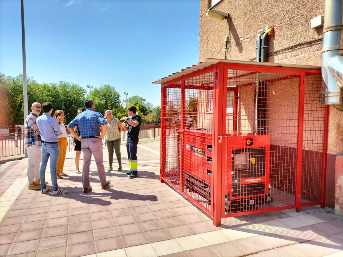 aytogetafe's tweet photo. Visita de la alcaldesa a las obras realizadas por el Ayuntamiento de #Getafe en el CEIP Julio Cortázar, que incluyen obras de mejora de la eficiencia energética, actuaciones para mejorar la seguridad, así como mejoras en la cocina, cambio de iluminación y trabajos de pintura. https://t.co/1nelCIQn2Y