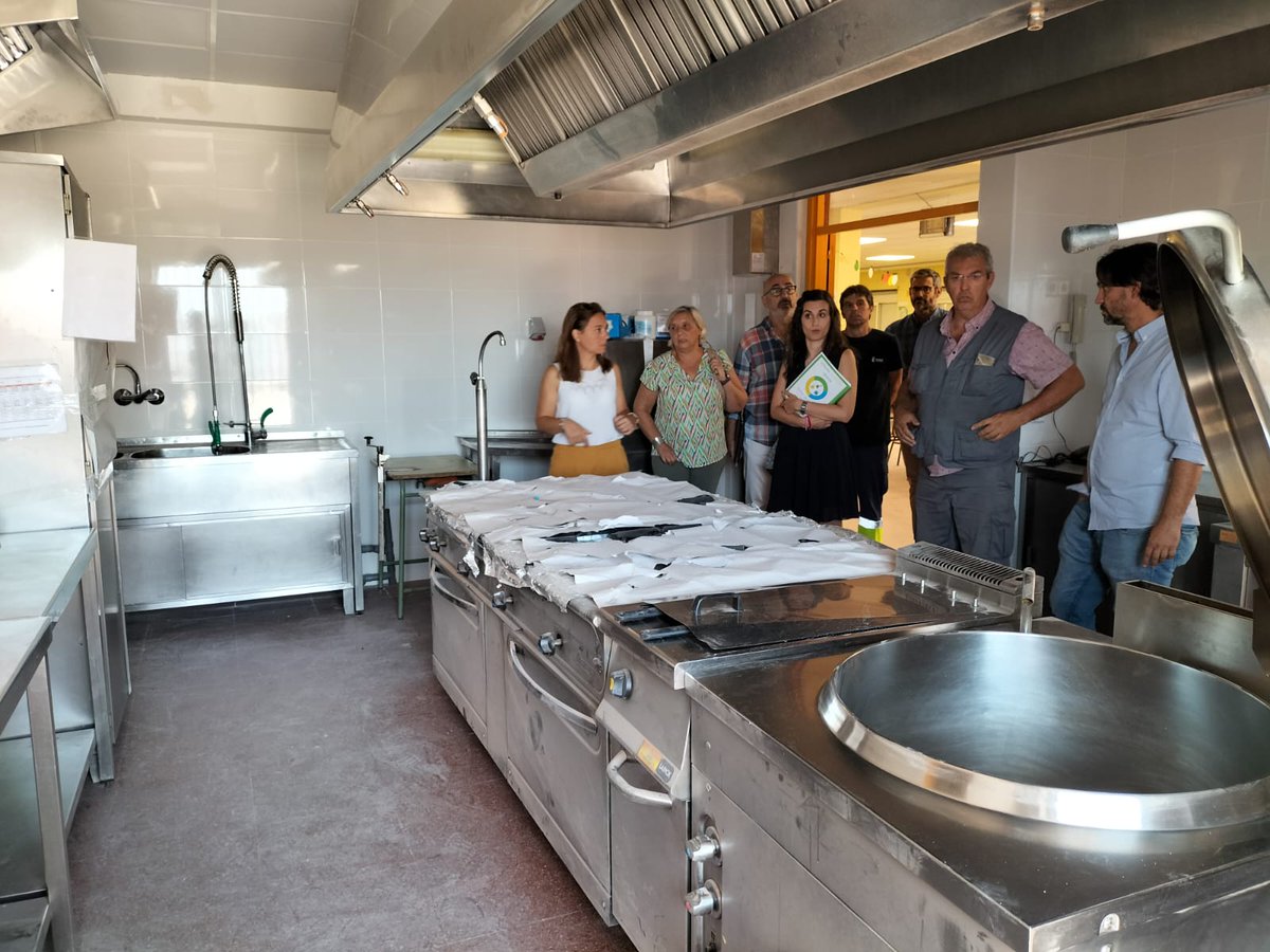 aytogetafe's tweet photo. Visita de la alcaldesa a las obras realizadas por el Ayuntamiento de #Getafe en el CEIP Julio Cortázar, que incluyen obras de mejora de la eficiencia energética, actuaciones para mejorar la seguridad, así como mejoras en la cocina, cambio de iluminación y trabajos de pintura. https://t.co/1nelCIQn2Y
