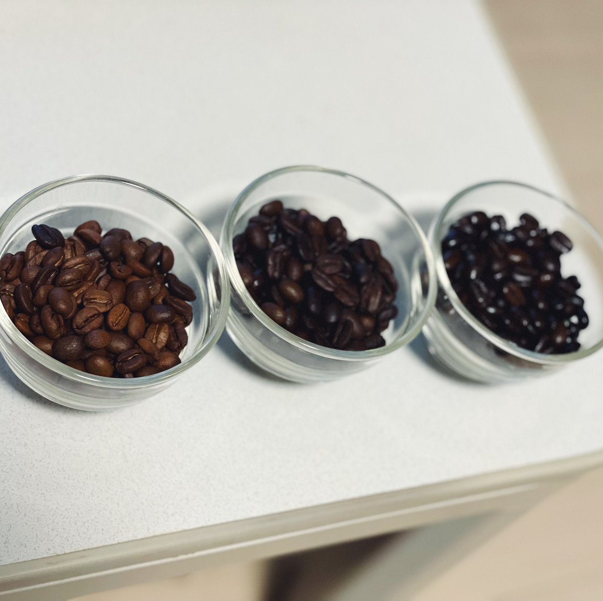 crema_coffee04's tweet photo. Columbia🇨🇴Striped Red Burbon Natural
まずはテスト焙煎で
浅煎り、中煎り、深煎りの
3パターンで焼いてみました。
焼いてる時の香りがスッゴイ!!
めちゃくちゃ芳醇な果実の香り!!
焙煎後の香り的には...中煎り正解...か?
#コーヒー #コーヒー豆 #自家焙煎 #Sandboxsmart https://t.co/fpgRMh6NjB