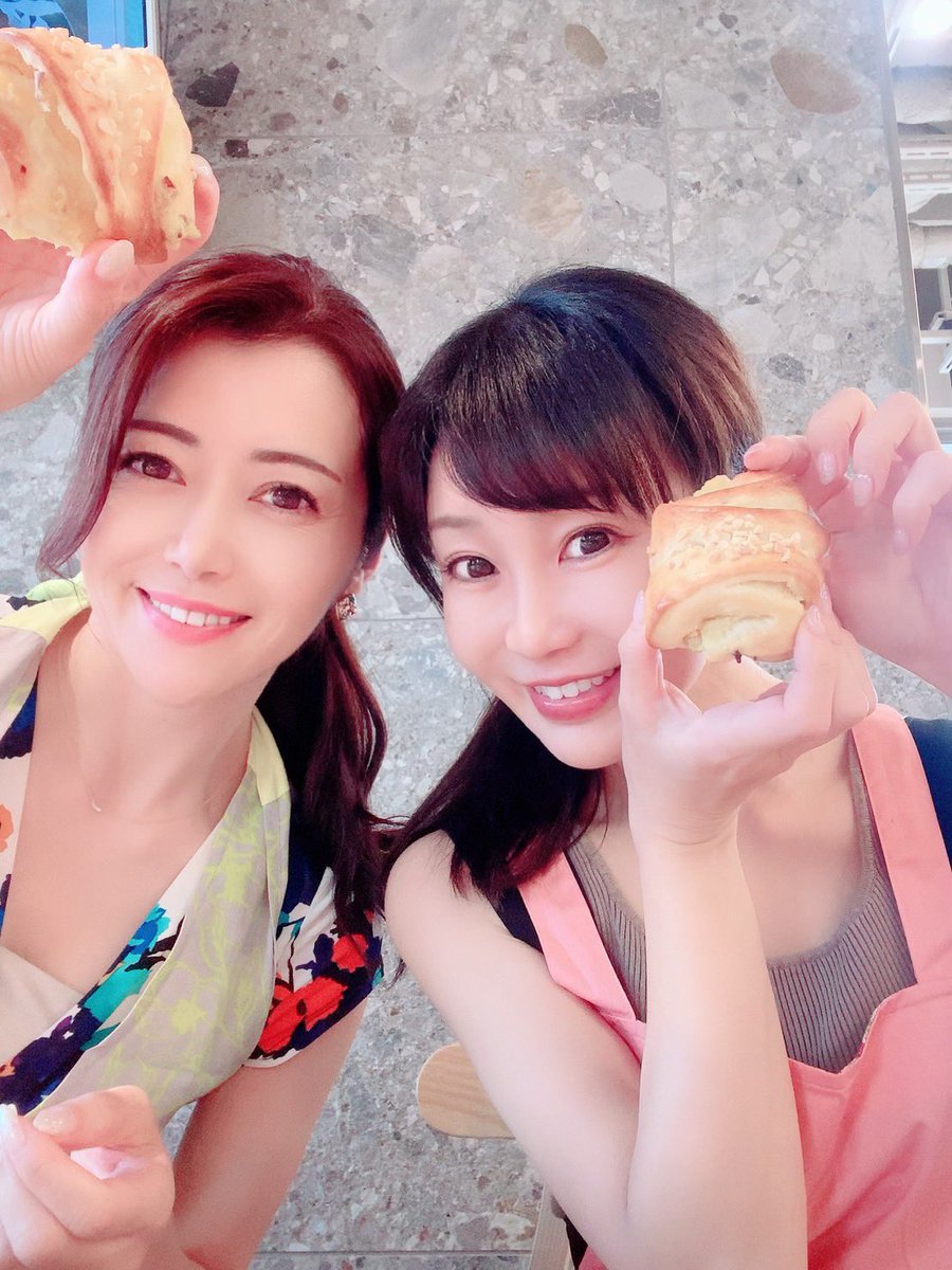 優香ちゃんと🍞習ってきました^_^
スイートポテトブレッド🍠
焼き立て最高〜
コーヒー☕️飲みながら美味しかったです✨
今日も優香ちゃん可愛かった♪ https://t.co/JyNB67wSoQ