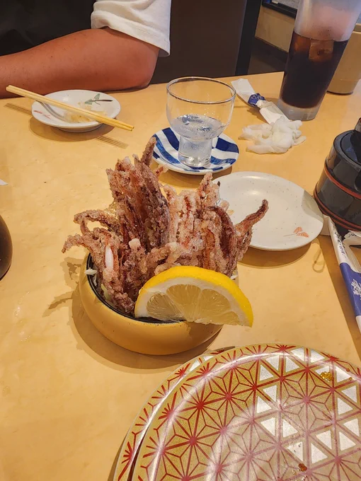 ホッケとイカゲソ唐揚げと炙り大トロ。なんだかんだとびっことめかぶ握りが一番美味かった 