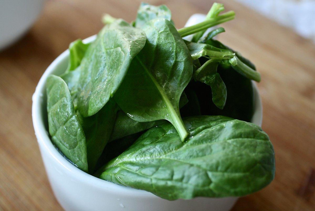 realdiethealthy's tweet image. 🍀 Spinach isn&apos;t just Popeye&apos;s favorite – it&apos;s a nutritional powerhouse! Packed with iron and other essential nutrients, it&apos;s a leafy green that&apos;s all about supporting your health journey. 🌱💪 #SpinachStrength #LeafyGreens #vegetables #HealthyHabits