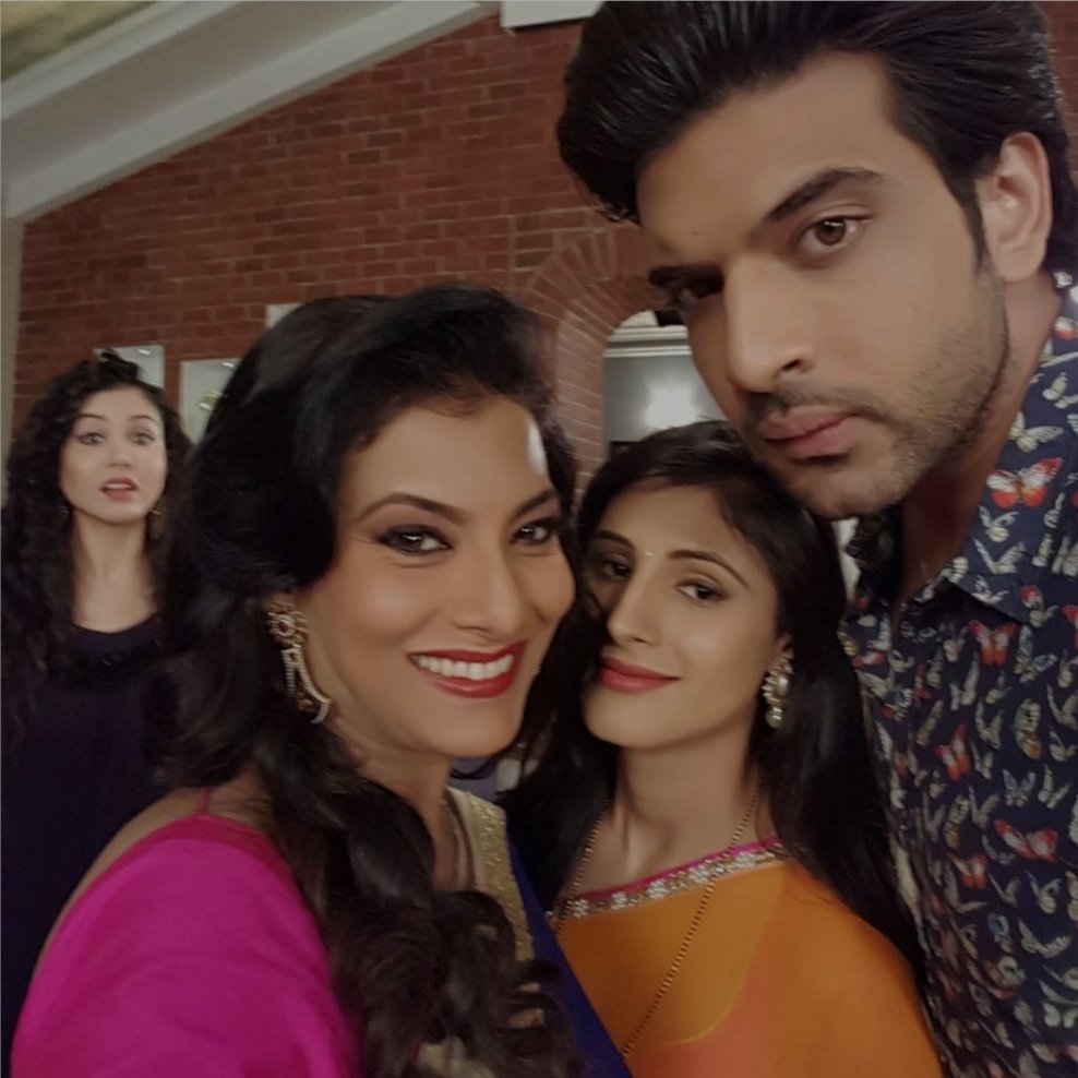 Monalis50801440's tweet photo. During #YKAGH
Sabharwal family ๐ฅณ๐ฅณ
Ps-how many ppl know rahul mom was in kmh arjun replaced mom?
#KaranKundrra #SannvieTallwar
#SabharwalFamily https://t.co/9nooA2ouq4
