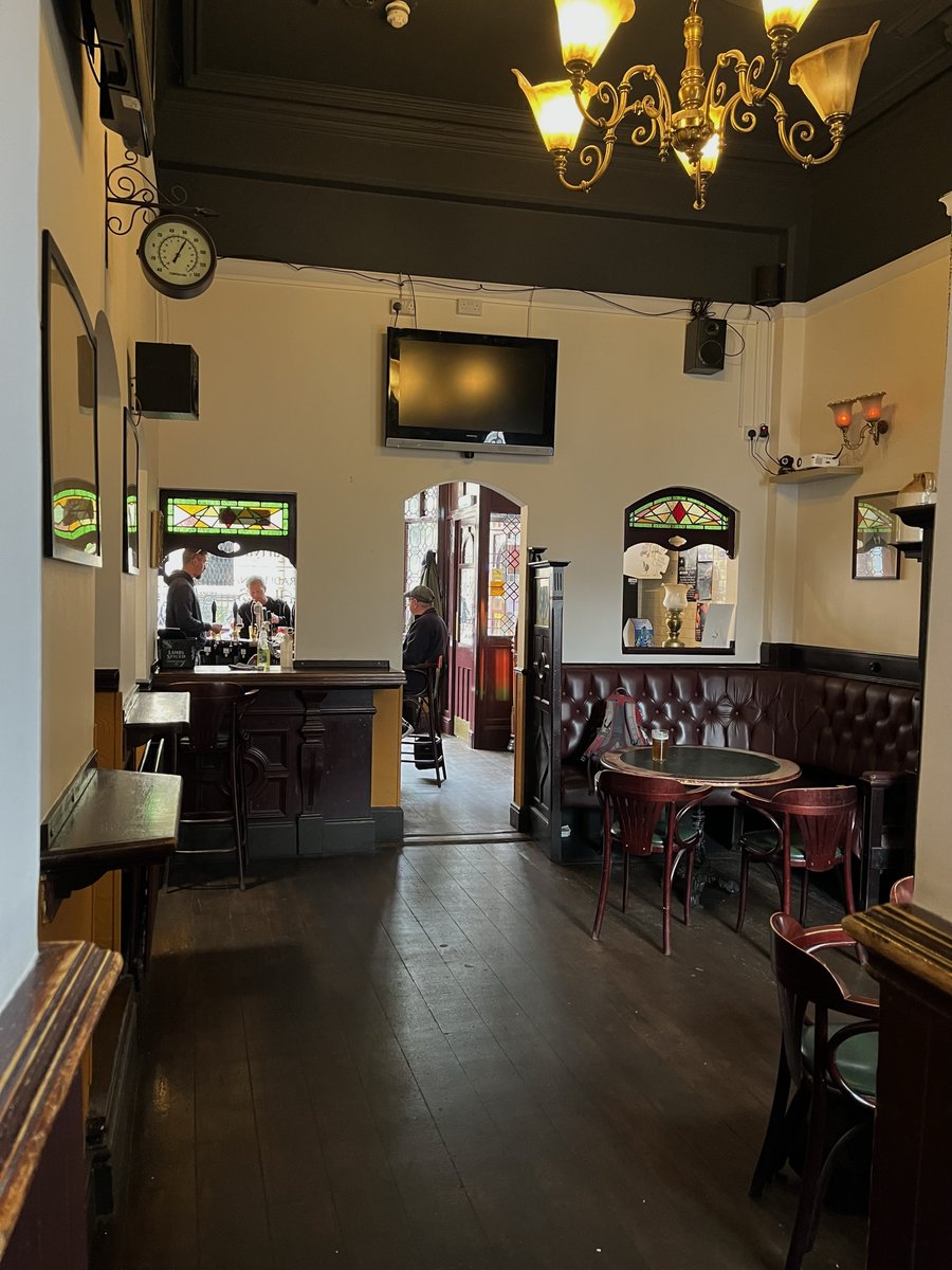 plw1053's tweet photo. Proper pub, The Posada, Wolverhampton #plw1053 #properpubs #posada #ThePosada @The_RPSLondon #photooftheday #picoftheday #streetphotography #Wolverhampton https://t.co/CSmobhqGCd