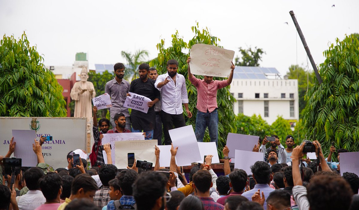meerfaisal01's tweet photo. Students of Jamia Millia Islamia protested against the violence in Nuh and the one-sided action of bulldozers against Muslims.

Photos @meerfaisal01 https://t.co/ids4YDxttC