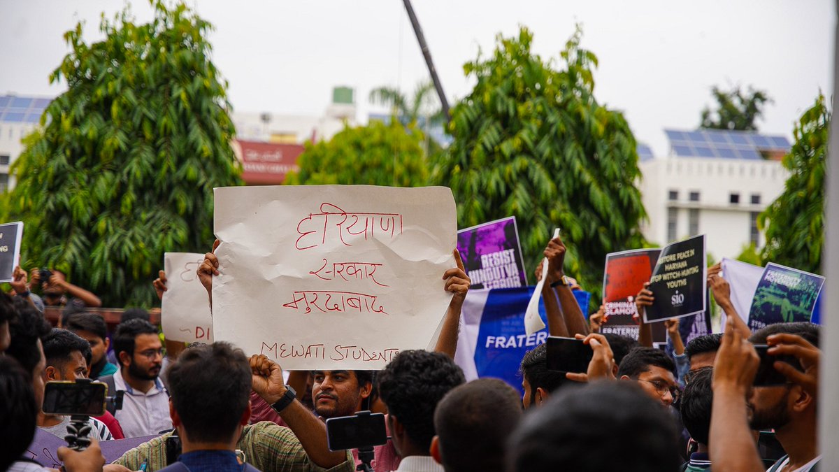 meerfaisal01's tweet photo. Students of Jamia Millia Islamia protested against the violence in Nuh and the one-sided action of bulldozers against Muslims.

Photos @meerfaisal01 https://t.co/ids4YDxttC
