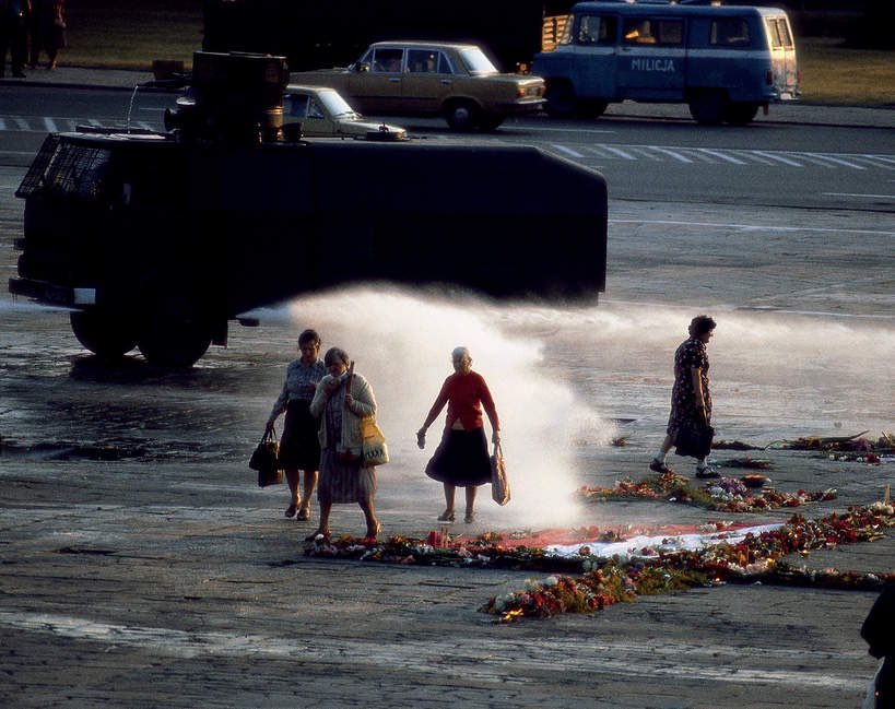 NiedenthalChris's tweet photo. Warszawa, pl. Zwycięstwa (obecnie pl. Piłsudskiego), 16 sierpnia 1982. ZOMO rozpędza armatką wodną kobiety zgromadzone przy kwietnym krzyżu. 
Foto: Chris Niedenthal https://t.co/TOynDzx4nb