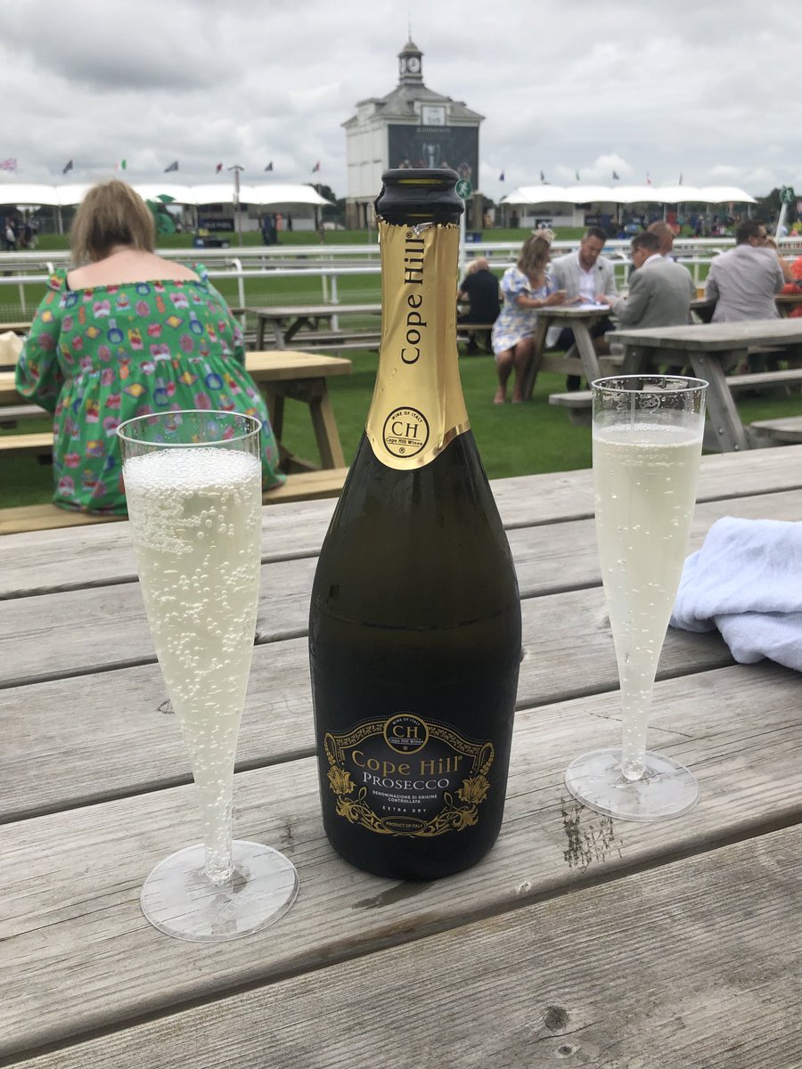 Good start to ladies day, not holding much hope for betting on any winners though #york #ladiesday