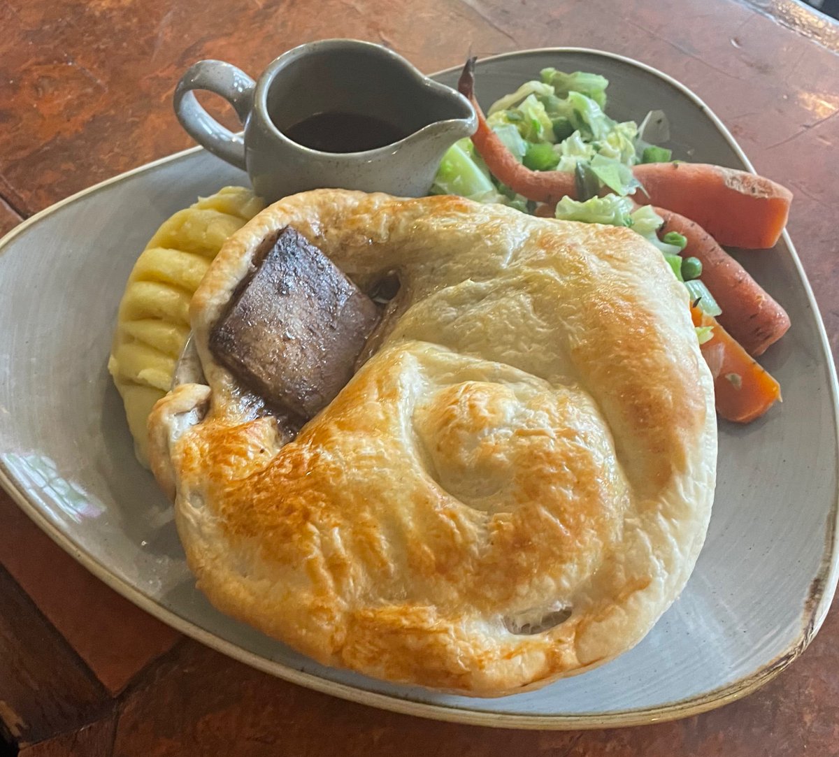 Join us for lunch #thestrandlondon #nicholsonspubs #londonpubs #pubfood #westend #theatrepubs #realale #caskale #pieandmash