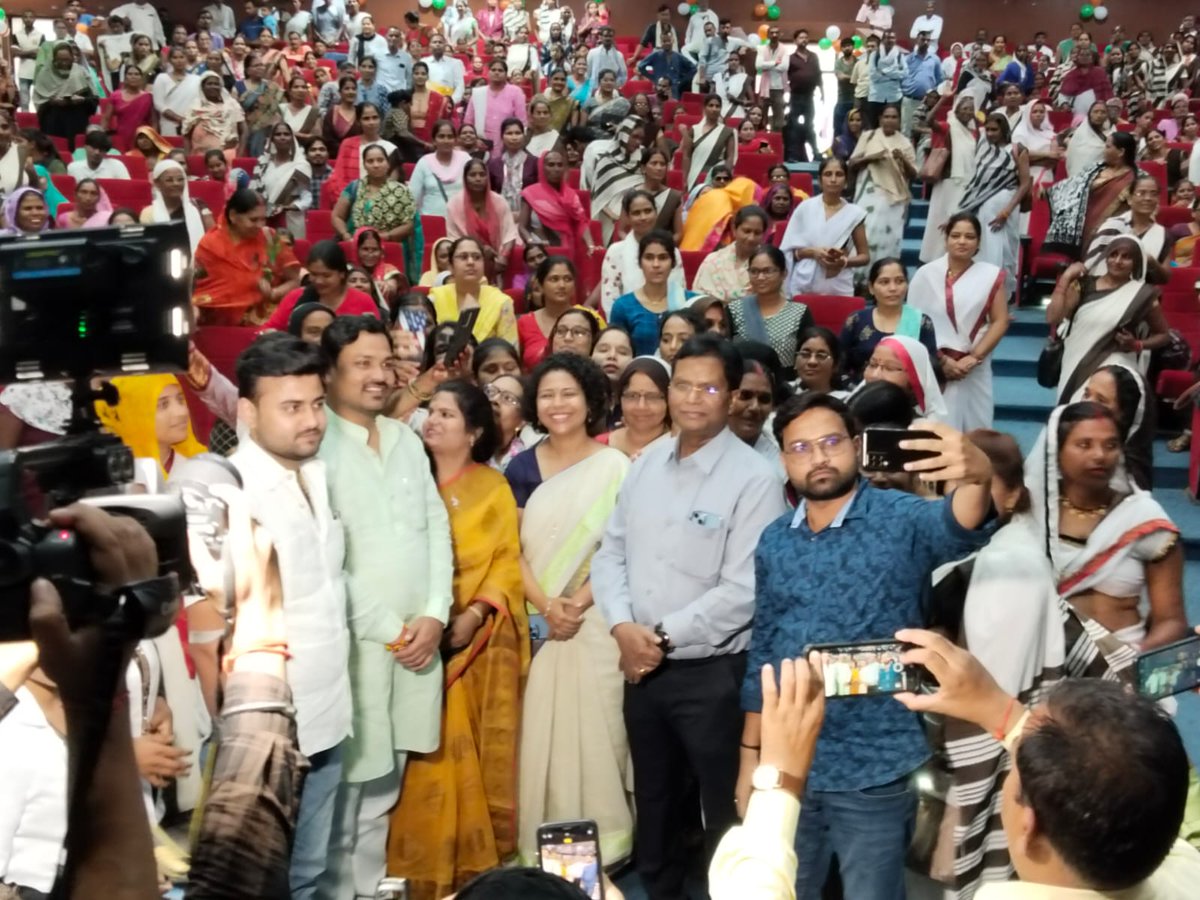 आज दिनांक 24/08/2023 को जनपद में आशा सम्मेलन सम्पन्न हुआ इस दौरान सांस्कृतिक कार्यक्रमों का आयोजन भी किया गया 
जिलााधिकारी महोदया द्वारा सभी आशा ,ए एन एएम और सी एच ओ के दयित्वो पर चर्चा की गई |