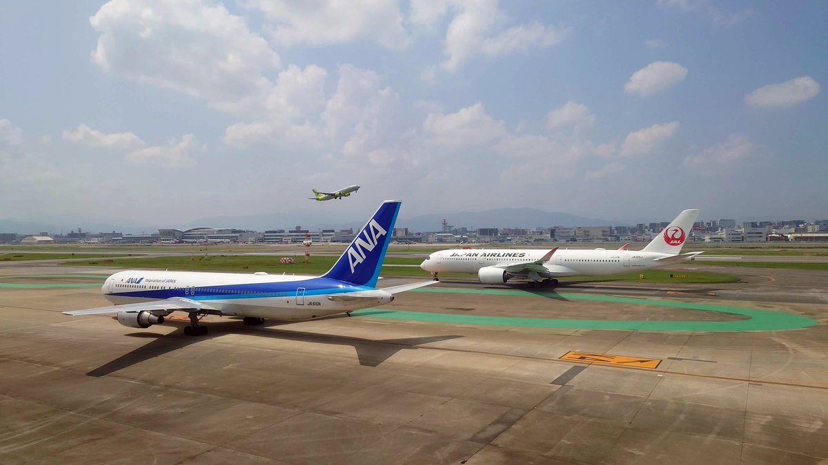 taku_ja6rpj's tweet image. この前の日曜日の #福岡空港。ちょうど 34 に runway change したタイミング。 ANAは (Y taxiway?に) short pushback し、その横の A taxiway をJAL機が通過していった。二十年前と比べると apron の配置も変わり、さらに効率的に運航できるよう工夫されているように見えた。#Xperia5ii