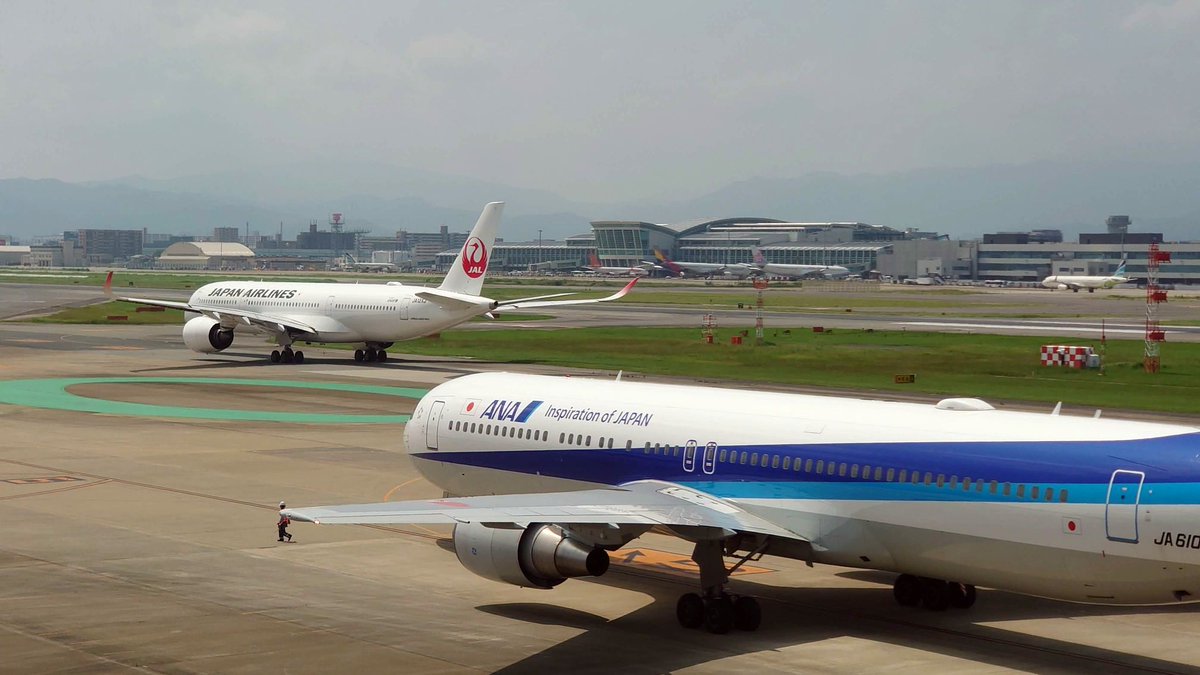 taku_ja6rpj's tweet image. この前の日曜日の #福岡空港。ちょうど 34 に runway change したタイミング。 ANAは (Y taxiway?に) short pushback し、その横の A taxiway をJAL機が通過していった。二十年前と比べると apron の配置も変わり、さらに効率的に運航できるよう工夫されているように見えた。#Xperia5ii