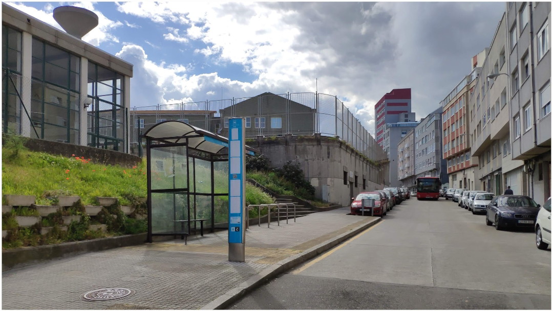 BlogBusurbano's tweet image. 2️⃣ La #Par202 de c/ Alcalde Sanjurjo de Carricarte 9 pasa a ser la cabecera de las #Lín4 #Lín7 y #Lín17.

Para "acoger" tanto #BusUrbano parado, se elimina aparcamiento de esa acera hasta el paso de peatones previo.

Se traslada el baño portátil, pero... ¿y la #ParadaInteligente?