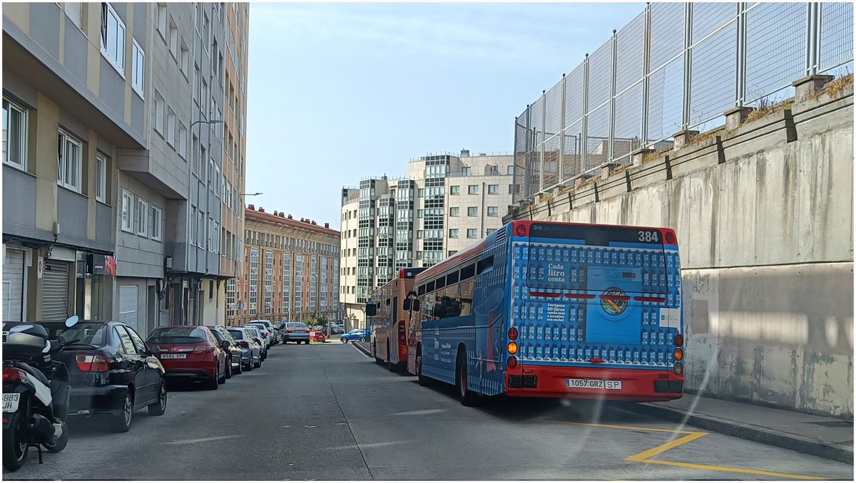 BlogBusurbano's tweet image. 2️⃣ La #Par202 de c/ Alcalde Sanjurjo de Carricarte 9 pasa a ser la cabecera de las #Lín4 #Lín7 y #Lín17.

Para "acoger" tanto #BusUrbano parado, se elimina aparcamiento de esa acera hasta el paso de peatones previo.

Se traslada el baño portátil, pero... ¿y la #ParadaInteligente?