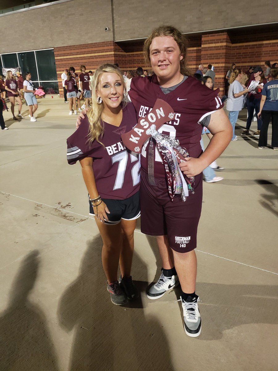 kacieharmon26's tweet photo. Decals with Dads/Moms &amp; Community Pep Rally for BOTA! 🐾🏈🪓❤️ #BOTA #bearcatfootball @kason_south https://t.co/XBJkPJ4wPJ