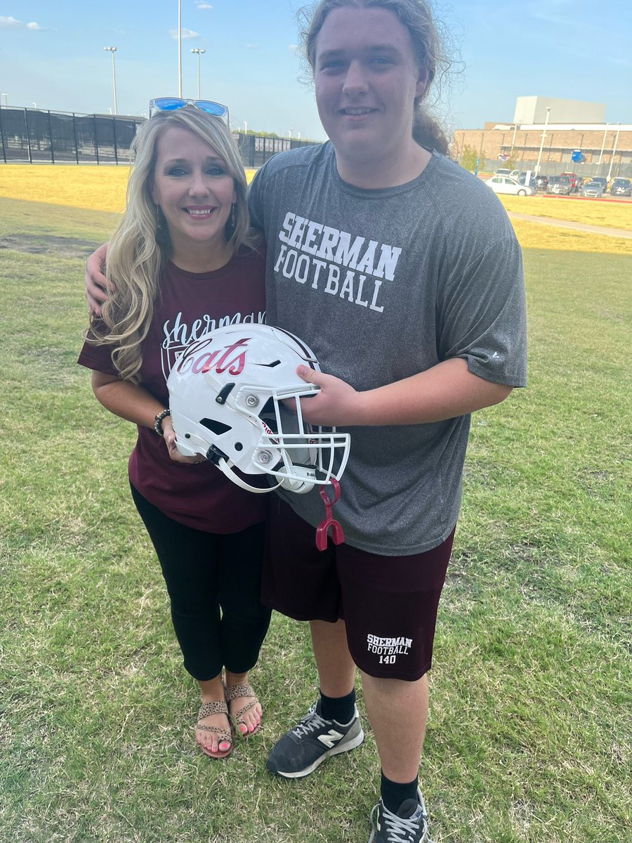 kacieharmon26's tweet photo. Decals with Dads/Moms &amp; Community Pep Rally for BOTA! 🐾🏈🪓❤️ #BOTA #bearcatfootball @kason_south https://t.co/XBJkPJ4wPJ