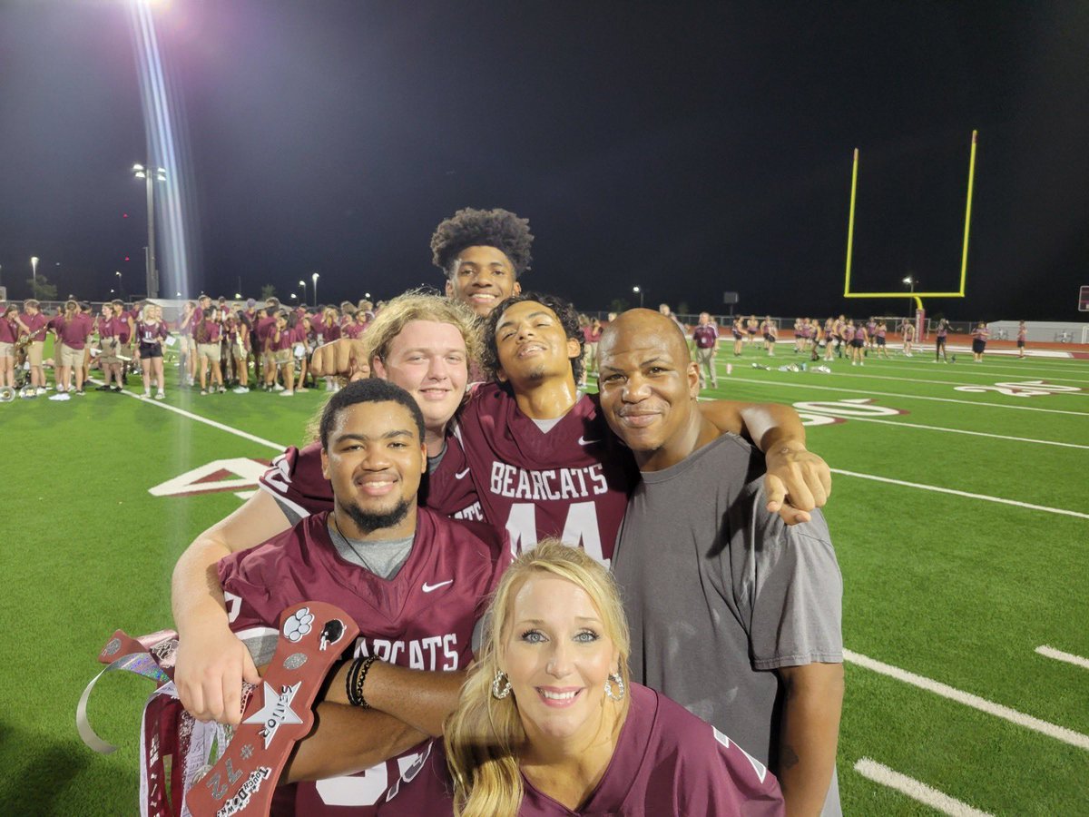 kacieharmon26's tweet photo. Decals with Dads/Moms &amp; Community Pep Rally for BOTA! 🐾🏈🪓❤️ #BOTA #bearcatfootball @kason_south https://t.co/XBJkPJ4wPJ