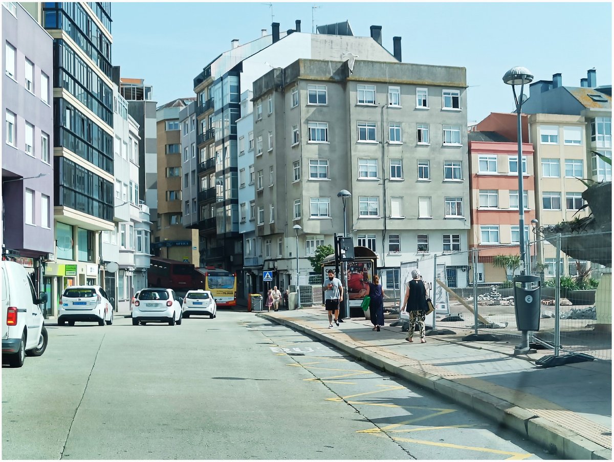 BlogBusurbano's tweet image. 4️⃣ Y EN PLENA GLORIETA, a muy poquitos metros, está la #Par263. 
En base a eso, nos preguntáis si tiene sentido mantenerla activa...

Y sí, lo tiene, porque sirve a la #Lín11 (que viene de su cabecera en #AsLagoas) antes de llegar al Mercado.

Y parando una, que paren todas...