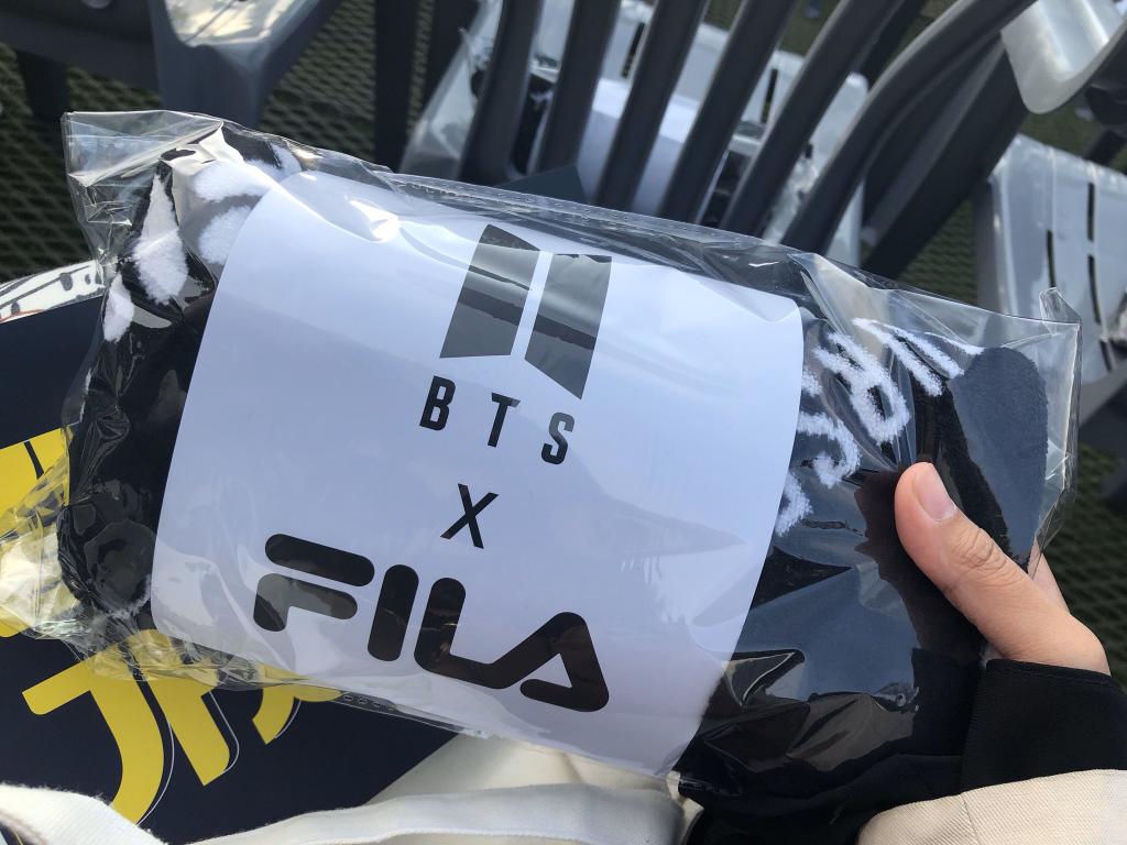 adribangtancafe's tweet photo. Quem lembra ?
Os três últimos shows da turnê #SPEAK_YOURSELF do BTS foi no épico estádio Jamsil Olympic, na Coreia. Uma dessas noites estava tão gelada que os meninos até distribuíram cobertores aos ARMYs. 🌨️❄️ Isso é cuidado em alto nível! 💜 https://t.co/UHd3dQagiB