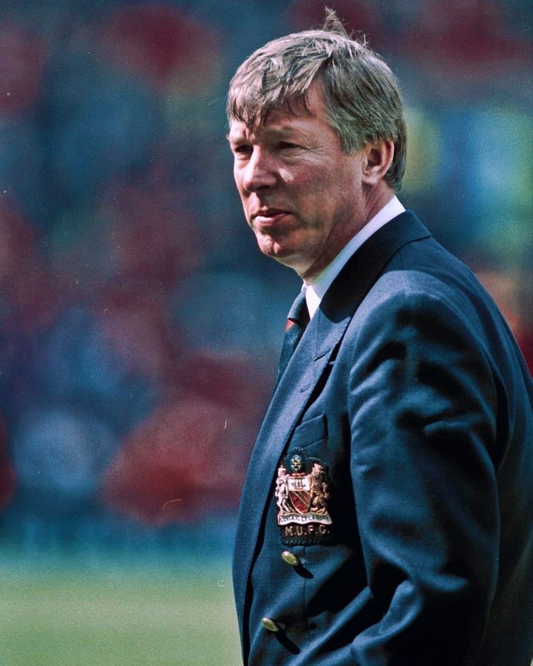 utdfocusid's tweet photo. SAAT SIR ALEX FERGUSON DITOLAK 2X OLEH ORANG YANG SAMA.

Sir Alex Ferguson bisa dibilang adalah manajer terbaik yang pernah dilahirkan ke dunia. Dalam karir manajerialnya, ia telah dihiasi dengan berbagai trofi dengan para pemain bintang yang ingin bermain untuknya, namun ahli taktik asal Skotlandia ini hanya memiliki satu penyesalan besar dalam kiprahnya di bursa transfer; yaitu kegagalannya dalam mendatangkan bintang besar milik Juventus, Alessandro Del Piero.

Sir Alex Ferguson mengungkap bagaimana ketika ia ‘dipaksa' oleh pemainnya sendiri untuk bersedia mendatangkan Alessandro Del Piero.

Sir Alex Ferguson: "Setelah pertandingan besar melawan Juventus, Ryan Giggs dan Gary Neville mendatangi saya hanya untuk mengemis meminta saya untuk melakukan segala kemungkinan yang ada untuk bisa mendatangkan Del Piero ke Manchester United, karena di pertandingan itu Del Piero benar-benar menghancurkan seluruh pertahanan kami. Tanpa disuruh pun, saya memang sudah tertarik dengannya dan setelah itu saya langsung menghubunginya, tetapi dia menolak untuk mendengarkan tawaran saya.”

Pada 2006, ketika Italia menjuarai Piala Dunia dan skandal pengaturan skor di Serie A terungkap, saya menghubunginya lagi, saya tahu bahwa saat itu Real Madrid juga menginginkannya. Saat itu, saya yakin sekali bahwa kali ini dia akan bersedia meninggalkan Juventus, pemain seperti dia tidak mungkin bermain di divisi dua. Jadi, saya mencoba merayunya: ‘Alessandro, setelah bertahun-tahun, saya masih tetap menginginkanmu. Madrid bukan lah tempatmu, datang lah ke Inggris. Saya pastikan kamu akan menjadi bintang di tim kami.'.

Setelah memberinya tawaran, ia memberikan jawaban diluar dugaan saya: ‘Tuan, kita sudah pernah membicarakan hal ini beberapa tahun yang lalu. Tuan tahu, saya sangat menghormatimu, tetapi Juventus saat ini sedang dalam masalah besar (didegradasi ke Serie B) dan saya tidak mungkin menjadi pengecut dengan pergi meninggalkan mereka. Saya adalah seorang kapten tim, ditengah kondisi seperti ini, apakah tuan pikir saya akan bersedia menerima tawaran tuan lalu pergi meninggalkan mereka semua?’.

Alessandro Del Piero untuk kali kedua menolak mentah-mentah tawaran Sir Alex Ferguson. Ia lebih memilih bertahan di Juventus daripada menerima pinangan Sir Alex Ferguson untuk bergabung dengannya di United.

Oleh orang yang sama, Sir Alex Ferguson telah ditolak 2x, sesuatu yang tidak pernah terpikirkan dalam benaknya. Sir Alex Ferguson kemudian memberi keterangan pada media dengan raut wajah yang pasrah: “Ketika seseorang bertanya kepada saya siapa pemain yang selalu ingin saya latih, tetapi tidak pernah mendapat kesempatan untuk melatihnya, jawaban saya selalu sama: Alessandro Del Piero.”

#utdfocusid