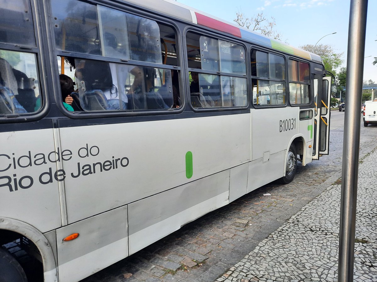 budeguinha's tweet photo. @donapaulasantos, mais uma vez a @GpsParanapuan deixa os usuários a pé. Este 323 enguiçou em frente ao Tubarão, depois de ter pego passageiros de um 910 enguiçado. Até quando, Prefeito @eduardopaes e a @SMTrRJ ? Como diz a @franciniaugusto , vamos de Viação Canela. #Bdrj https://t.co/2Wt2vXzbs8