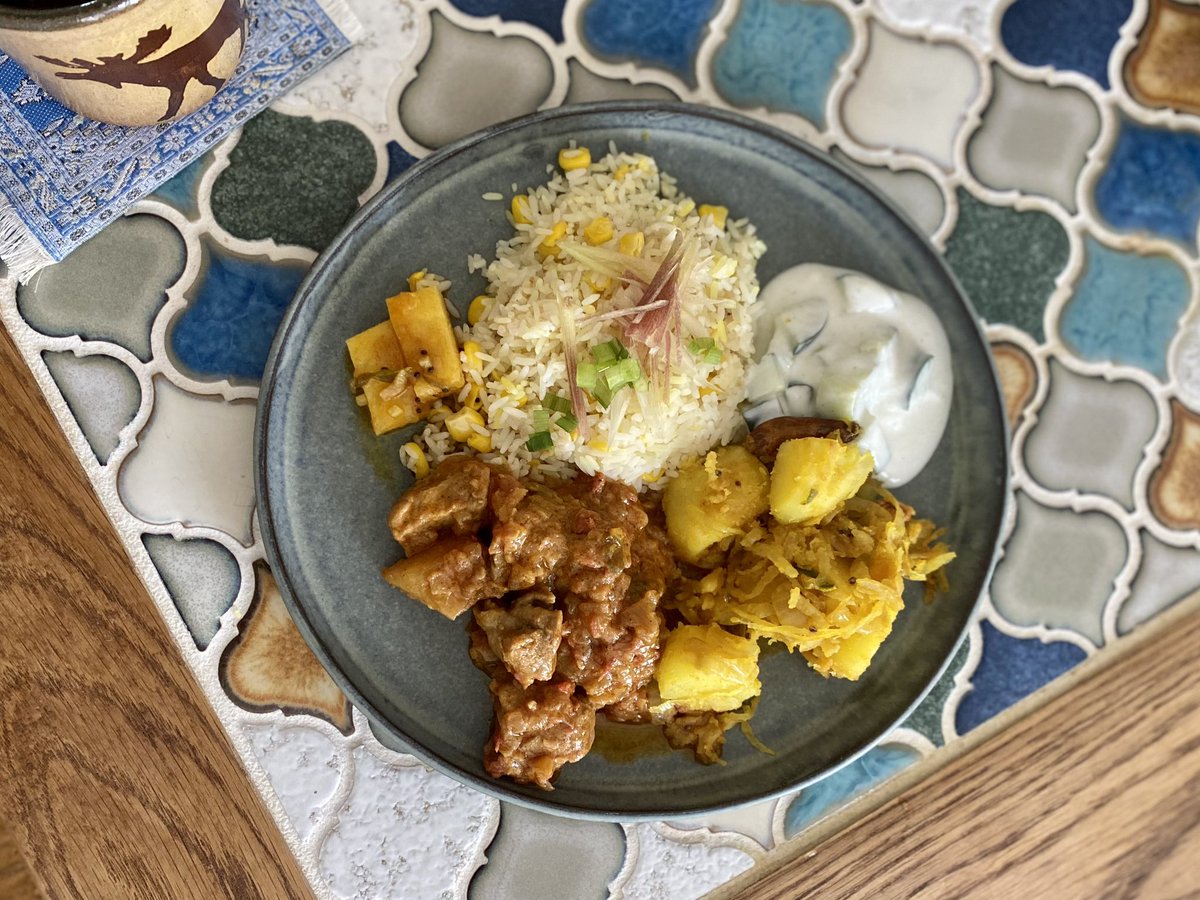 gdkziueblpy's tweet image. 夏のカレープレート
レシピ通りのつもりが気づいたらレシピに載ってないパイナップルをカレーにも入れてた。パイナップルポーク大正解