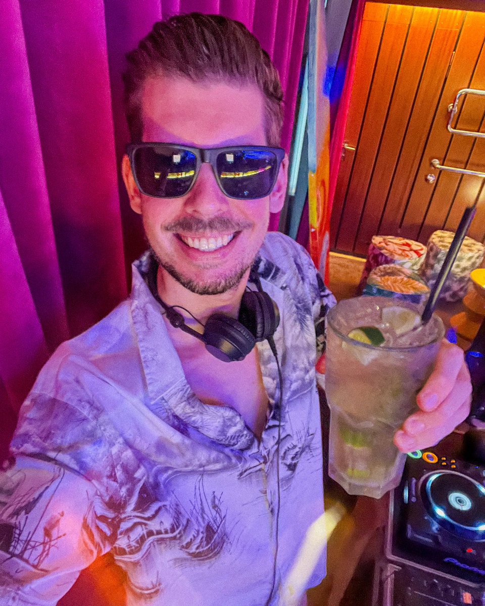When you order <a href="/johnsummit/">John Summit</a> on Wish! 🍹🌴😂 #johnsummit #aufwishbestellt #djbastim