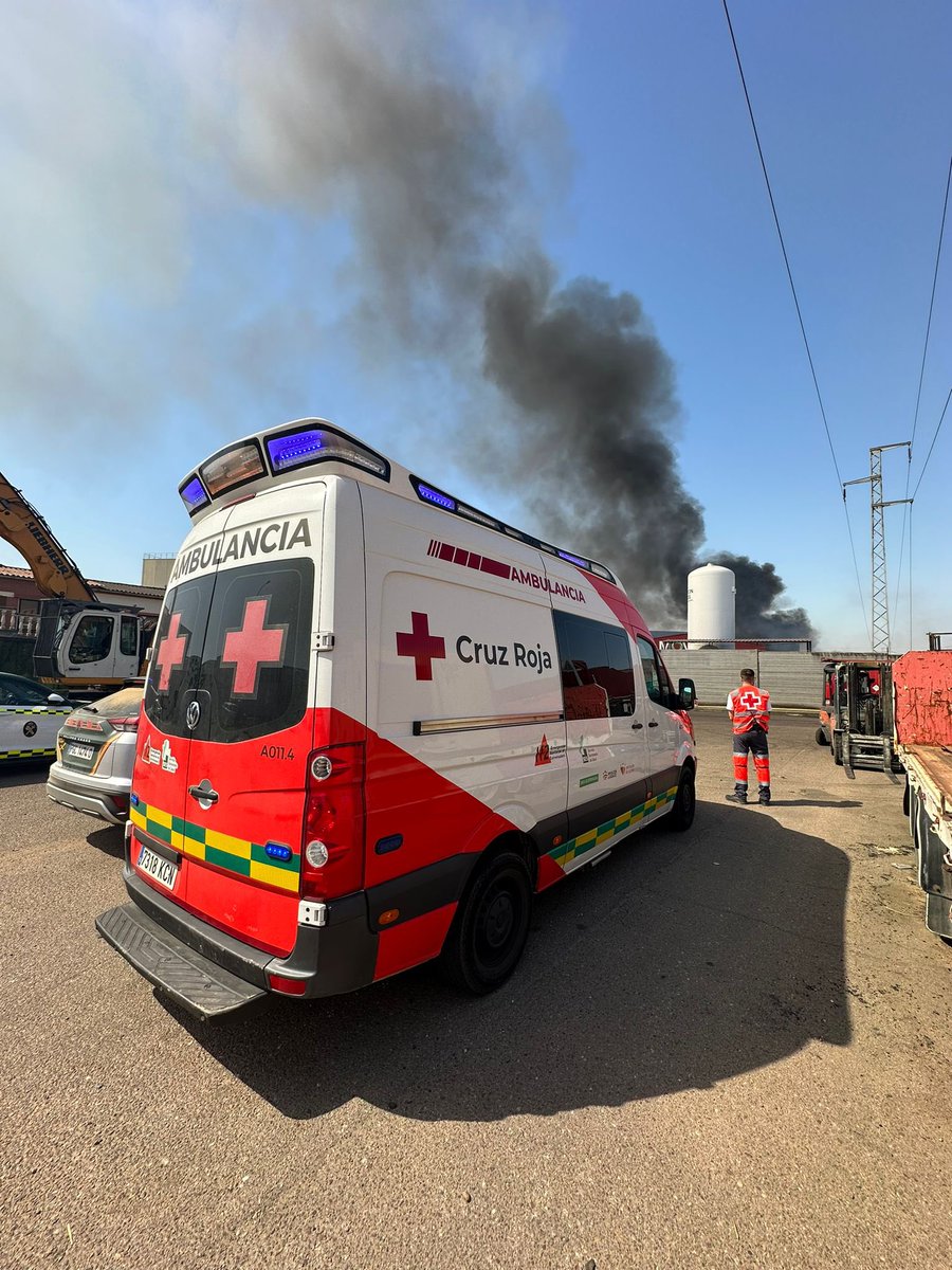 En coordinación con <a href="/JuntaEx112/">112 Extremadura</a> movilizamos de forma preventiva una Ambulancia SVB y un equipo logístico al #Incendio en el Poligono Industrial de Lobón junto a #Bomberos <a href="/DipdeBadajoz/">Diputación de Badajoz</a>