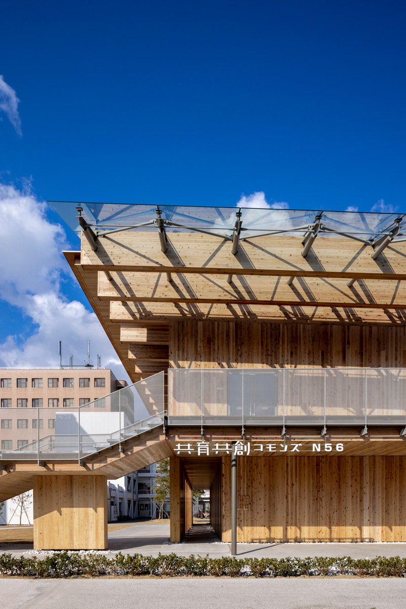 #kengokuma builds #pillar-free #wooden classroom to enhance eco-friendly design potentials at okayama university 
check below for more 🪵🏫