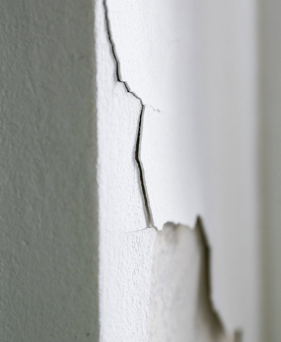 PuroClean_TC's tweet photo. Water damage isn't always visible! 

Check your walls and ceilings for unusual changes that can indicate damage is present, such as peeling paint, stains, and musty odours. Not treating these issues right away can lead to further complications like mould growth.

#HomeTips https://t.co/xe9dt4sa3E