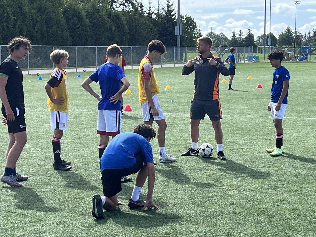 Gary_Murray29's tweet photo. Fantastic week away coaching in Canada with @RangersFC in partnership with @REDacadofsoccer 🏴󠁧󠁢󠁳󠁣󠁴󠁿🤝🇨🇦

Absolute joy coaching alongside @DBrownlie97 ⚽️👏

Now looking forward to the students starting back at @WcsSport next week. 🏫📚 https://t.co/9XFPe0v5Vg