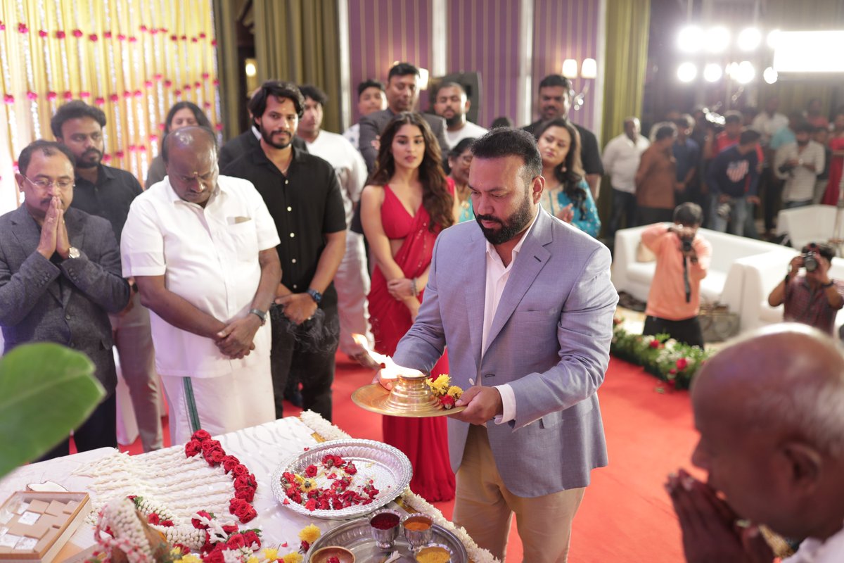 LycaProductions's tweet photo. Pooja stills from the auspicious ceremony 🪔🌸 of our first Kannada film graced by former Prime Minister of India 🇮🇳 honourable @H_D_Devegowda sir and former Chief Minister of Karnataka honourable @hd_kumaraswamy sir. 🙏🏻🎬✨
Lyca's #ProductionNo28 🎬✨ @Nikhil_Kumar_k @dirlakshman @Vamsi_P1988 #UllasHydur #YuktiThareja @kumarkomal #SunilGowda @AJANEESHB @raghuniduvalli #Pradeepa @gkmtamilkumaran @LycaProductions #Subaskaran
#LycaProductions #ProductionNo28 🎬 #PoojaCeremony 🌸
2/3