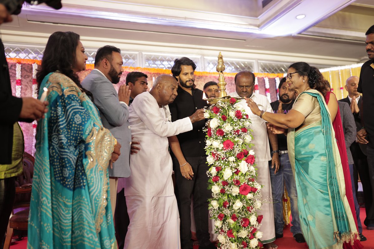 LycaProductions's tweet photo. Pooja stills from the auspicious ceremony 🪔🌸 of our first Kannada film graced by former Prime Minister of India 🇮🇳 honourable @H_D_Devegowda sir and former Chief Minister of Karnataka honourable @hd_kumaraswamy sir. 🙏🏻🎬✨
Lyca's #ProductionNo28 🎬✨ @Nikhil_Kumar_k @dirlakshman @Vamsi_P1988 #UllasHydur #YuktiThareja @kumarkomal #SunilGowda @AJANEESHB @raghuniduvalli #Pradeepa @gkmtamilkumaran @LycaProductions #Subaskaran
#LycaProductions #ProductionNo28 🎬 #PoojaCeremony 🌸
2/3