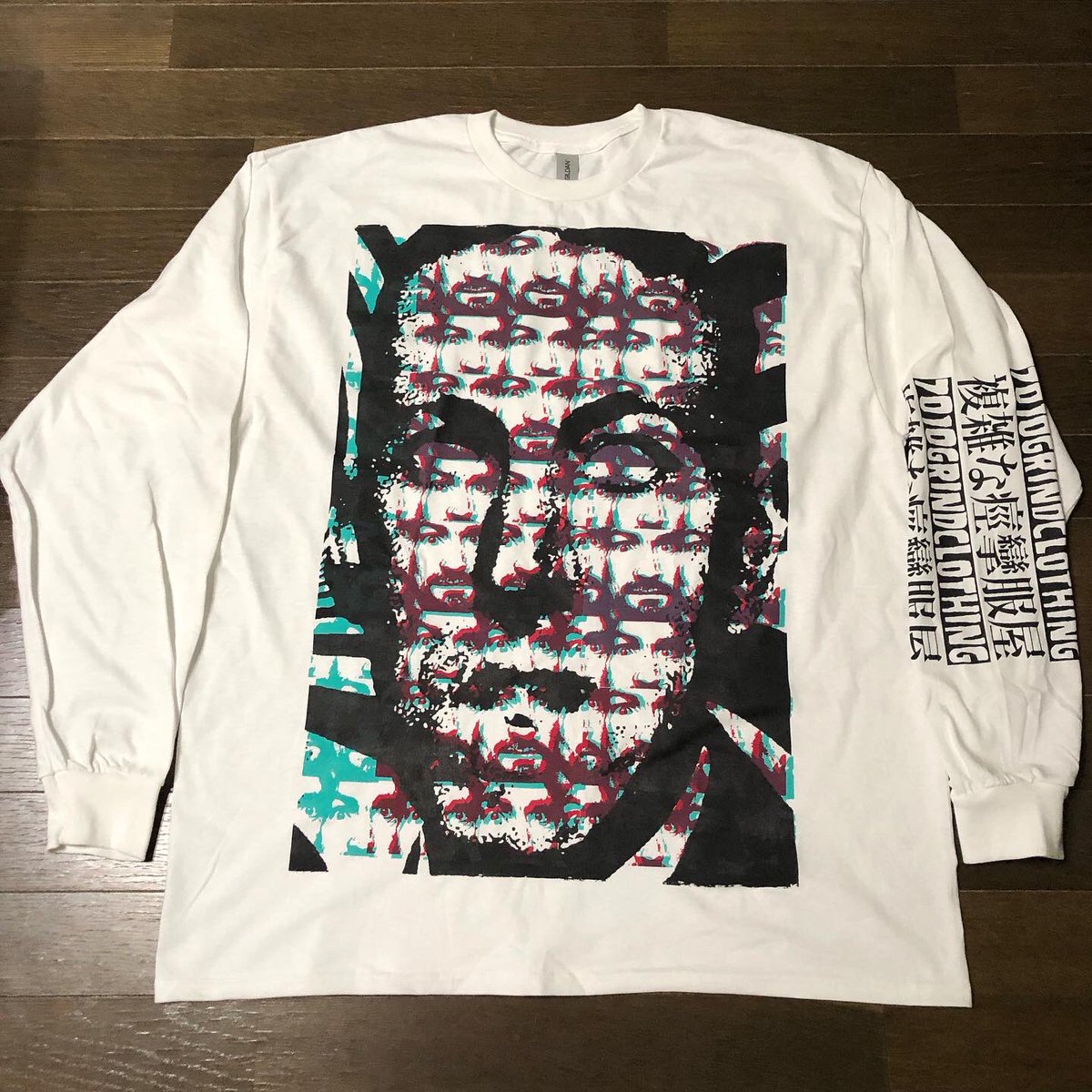 7010grind's tweet image. ラヴクラフトマンソンロンT完成❗️ #7010grindclothing 
購入はプロフィールへ☞
新品
gildanロングスリーブ白ボディ
サイズXL
着丈79cm身幅62cm
当店オリジナル商品
A2サイズ版使用

ラヴクラフトとマンソンの狂気が混ざって最狂となります